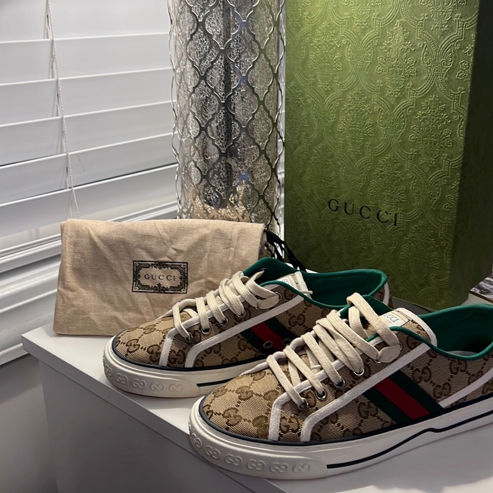 EUC Gucci beige web 1977 GG monogrammed tennis shoe.  Size 39.5